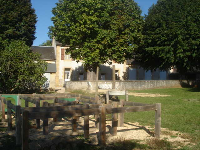 Photographie de la cour de l'école avec les jeux pour enfants.