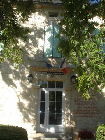 Photographie de l'entrée de la mairie à Auniac donnant sur la salle du conseil.