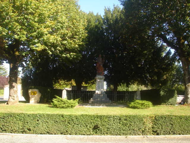 Photographie du monument aux morts d'Auniac vu depuis la route départementale.