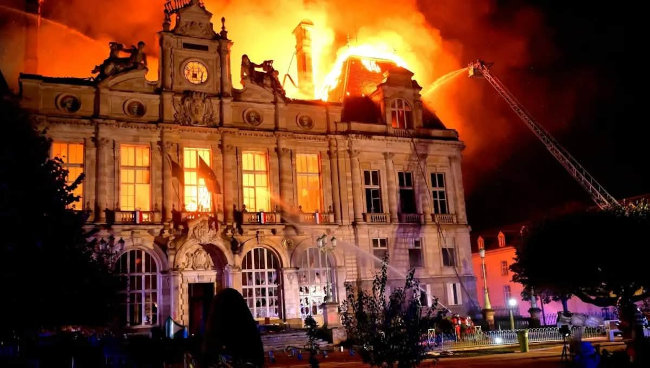 Photo de la mairie de Limoges en flammes