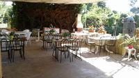 Photographie des tables en terrasse au Relais d’Auniac