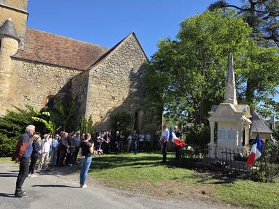 Photographie de la cérémonie au monument aux morts de Nozac