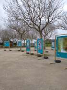 Vue d’ensemble de l’exposition sur la place d’Auniac