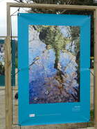 Une des photographies exposées, montrant l’eau du Céou à Saint-Chamarand