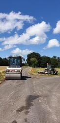 Photographie d’un compacteur pendant les travaux.