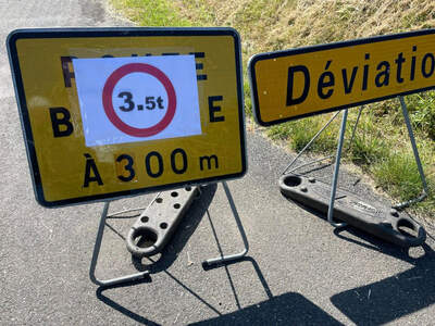 Photographie des panneaux routiers interdisant la circulation au plus de 3,5 tonnes