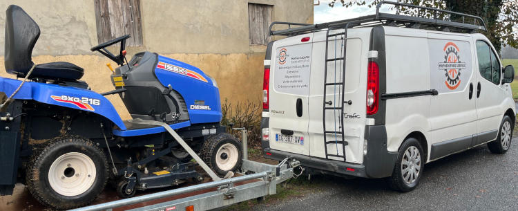 Photo du camion de l’entreprise Motoculture Services avec une remorque transportant un tracteur-tondeuse