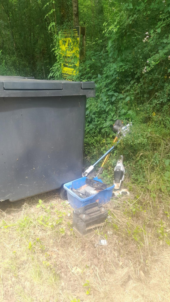 Photo des déchets à côté des poubelles