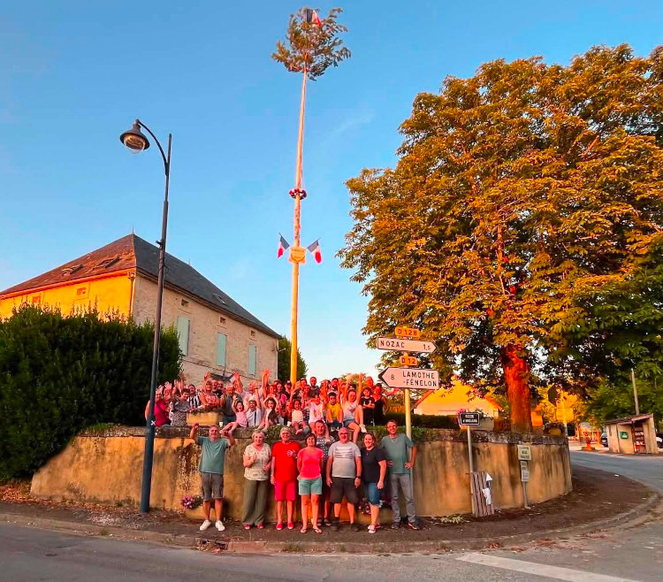 Photo du mai planté avec les participants