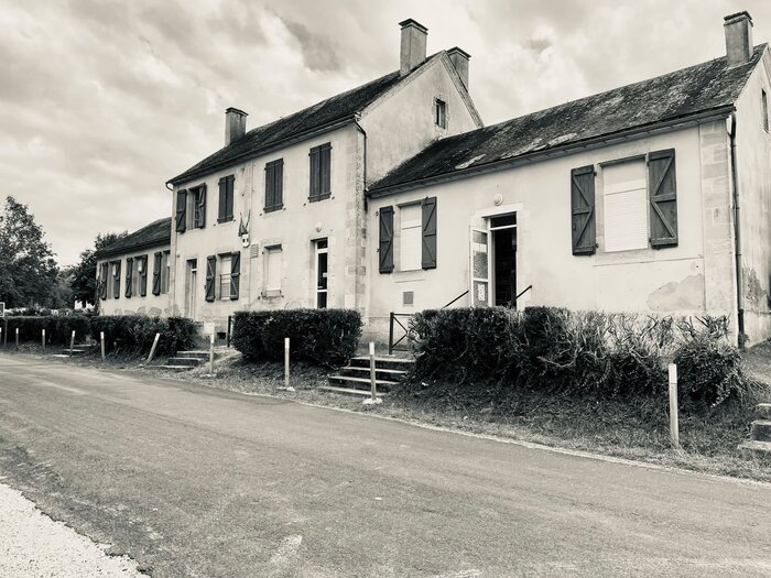 Photographie en noir et blanc de l’école
