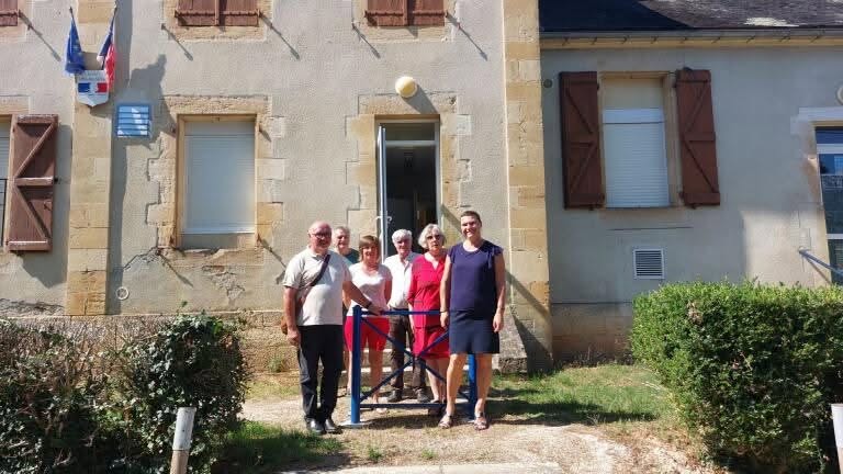 Photo de la sous-préfète et d’élus d’Anglars-Nozac devant l’école